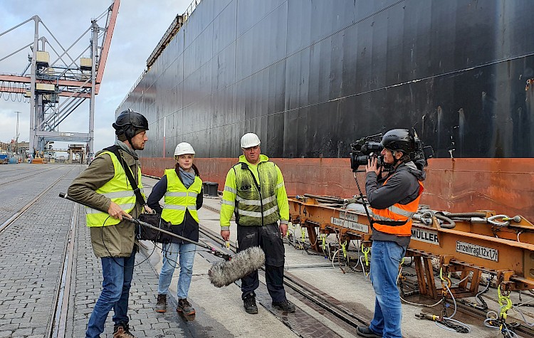 Schiffe, Stapler, spezielle Ladung - NDR berichtet aus dem Hafen Brake